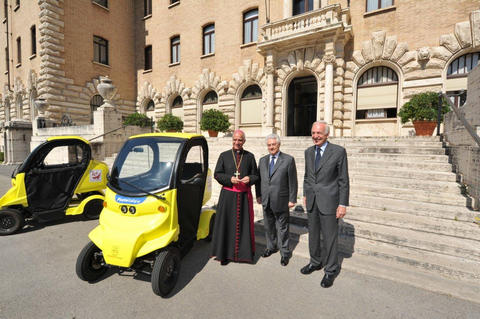 Poste Italiane consegna a Monsignor Fisichella 2 Free duck