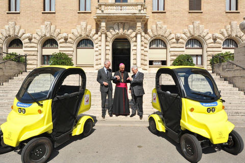 Poste Italiane consegna a Monsignor Fisichella due “Free duck”